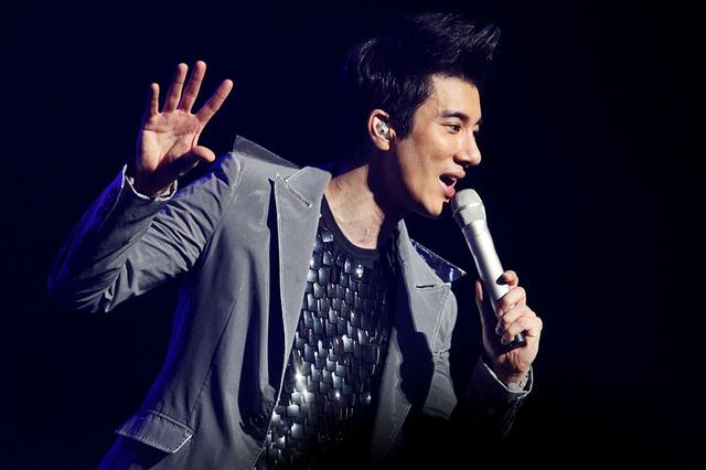 迪丽热巴被“骚扰式”求婚，粉丝举动令人惊愕