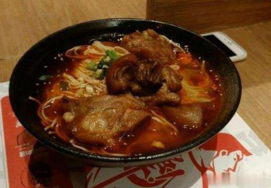 刘涛的面馆开业了，吃友点一碗“羊肉面”，结账时：反复确认价格