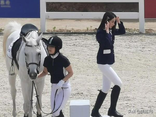 baby跑男生图曝光，穿红色马术服英姿飒爽，网友：腿怎么又粗又短