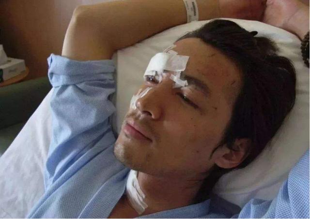 胡歌的一场车祸，女助理救了他，金庸也救了他，而他则救了司机