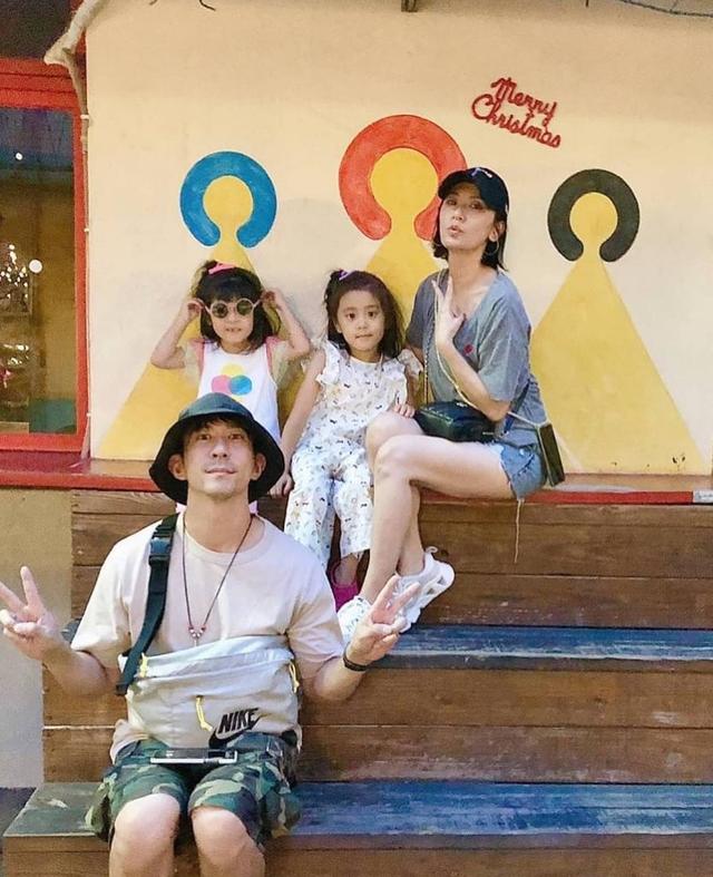 修杰楷父亲节晒照，咘咘波妞变表情包超搞怪，一家五口幸福感爆棚