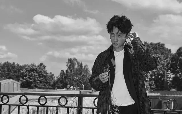 坎坷的黄轩：12岁父母离婚，19岁被张艺谋“忽悠”，21岁成孤儿