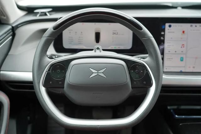 特斯拉慘遭小鵬P7降維打擊，22.99萬起要什么自行車