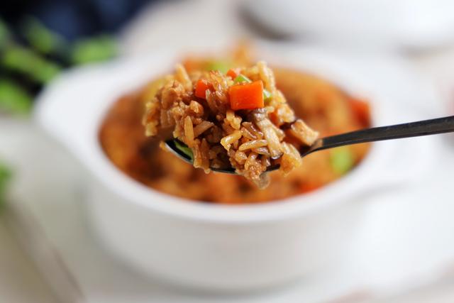 伏天别炒菜了，学会这个懒人焖饭，有菜有肉有饭，太适合懒人了