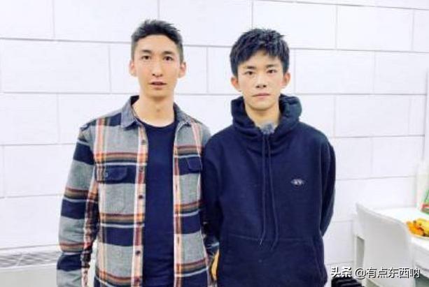 郭敬明身高不到160，易烊千玺和他同框，暴露19岁真实身高