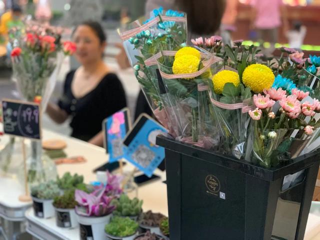 商场“接招”地摊经济，不但hold住而且还火了？