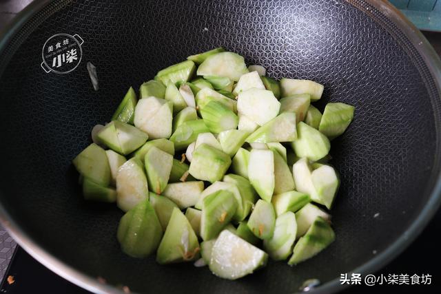 豆腐这样做太好吃了，不炒不油炸，加3根丝瓜，出锅比红烧还香