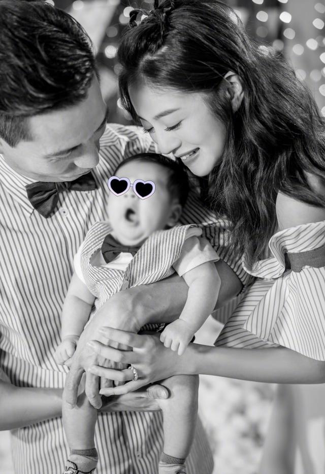 安以轩挺孕肚为1岁儿子庆生，一家三口穿亲子装，室外派对好梦幻