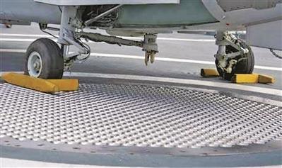 055同时装备三套直升机助降系统，阔气同时，背