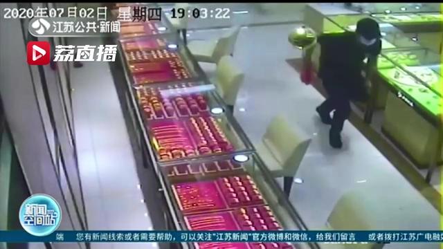 19岁小伙子大白天持斧头抢金店 只为哄女朋友开心！11小时后归案