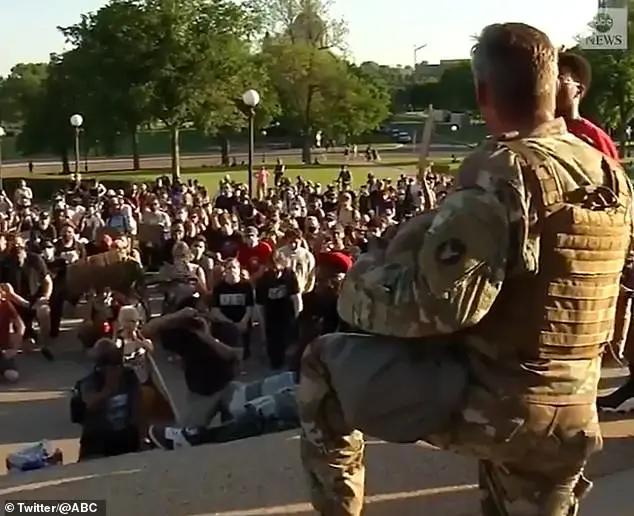 美国50州280城抗议，美国国民警卫队军官单膝跪地