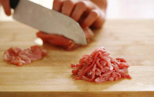 大厨教你炒猪肉不老的窍门，简单又实用，这样炒出来的肉又嫩又滑