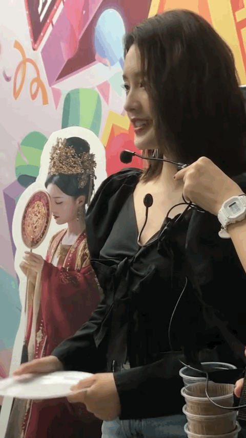 李沁出席活动，现场发放冰激凌，看到她递冰激凌手势 网友：爱了