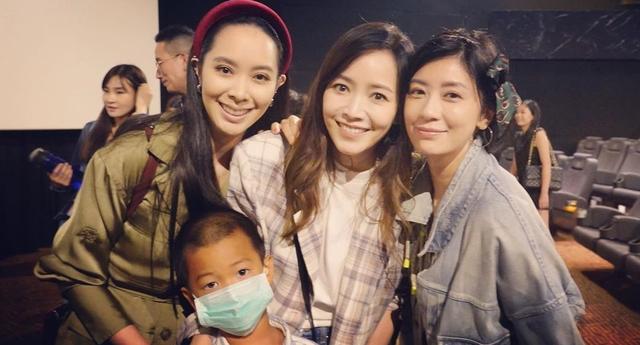 贾静雯一家四口包场请好友看电影，霍建华疑带女儿同行变超级奶爸