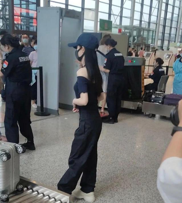 鞠婧祎“露肩照”力证没垫肩？现场生图曝光，差别有点大