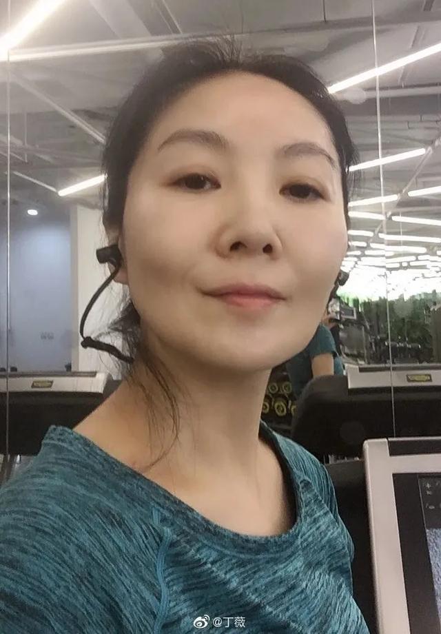 给那英、刘德华写歌，陪何炅走红毯，为什么她不红还招人爱？