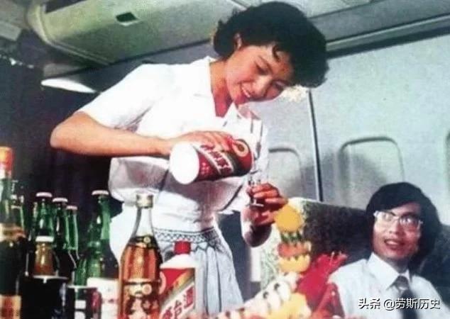 老照片：80年代坐飞机有气质空姐，还有免费茅台随便喝