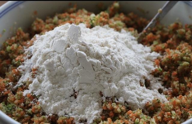 自從學會西蘭花這個做法，我家三天兩頭就吃，每次上桌湯汁都不剩