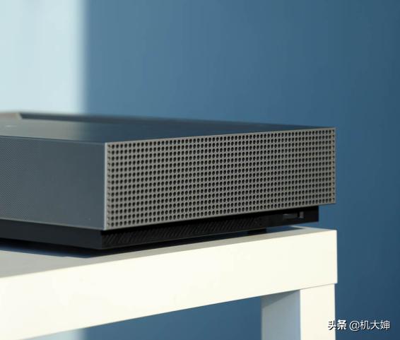 峰米让同行无立足地！150英寸4K电视仅10999元，可看90000部电影