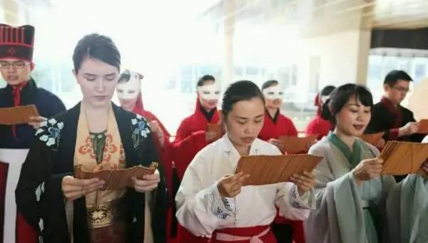 英国美女穿着汉服坐地铁，旁边的人都看呆了：