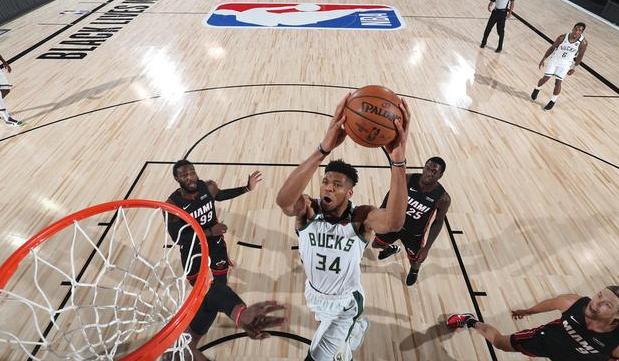 【影片】大鯊魚來襲！公鹿快艇贏球卻被歐尼爾搶鏡，上虛擬牆C位觀戰，瘋狂吐舌頭！-黑特籃球-NBA新聞影音圖片分享社區