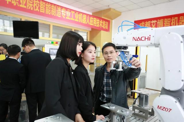 五百强合作单位多，还是全川唯一一所电子信息类公办高等职业院校