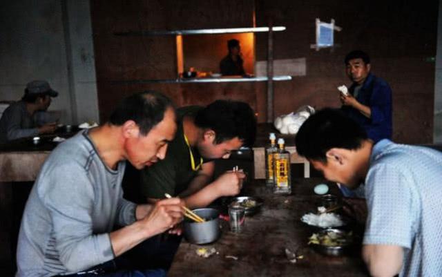 同事聚会买单，大家都在玩手机，新人买单后看到手机，傻了眼