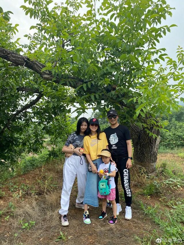 四口|汪峰一家四口摘桃 一家人合影都是高颜值