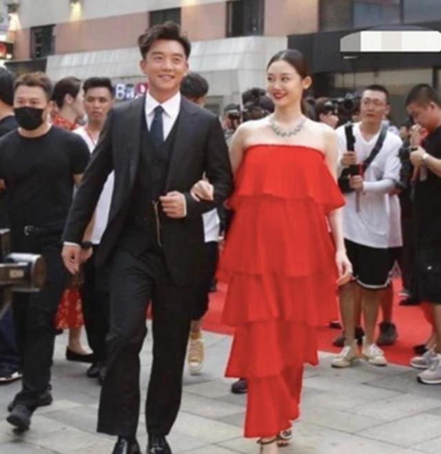 苗苗穿“恨天高”亮相，郑恺的动作却爆出实情，看来孕肚不小了