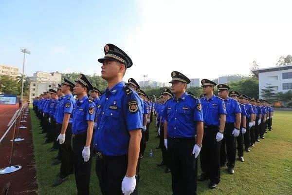大街上城管月薪不到三千，为何年轻人抢着做？网友：原因现实