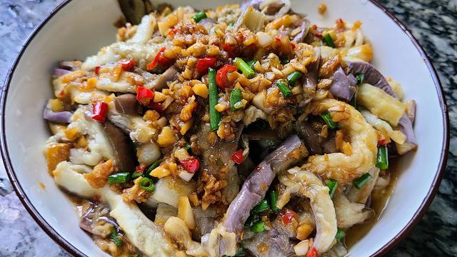 香喷喷的蒜蓉茄子，教你在家做出来，不用烤箱也能做，太好吃了