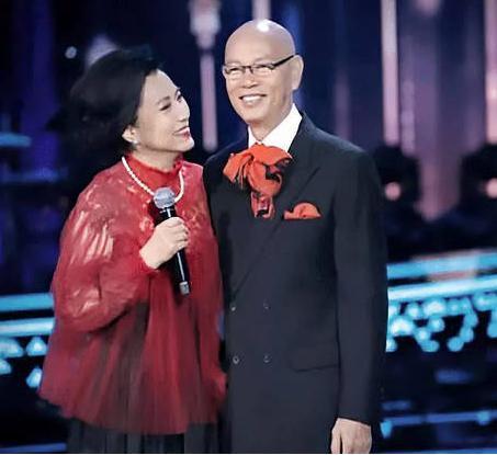 就在4天前风流赌王何鸿燊和“阿姐”汪明荃的关系终于“藏”不住