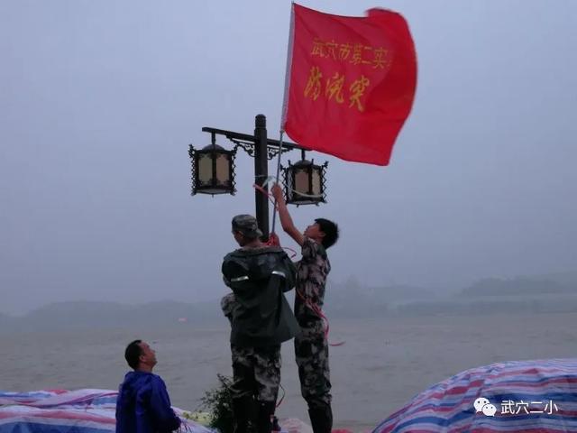 湖北武穴實驗二小：深夜奮戰(zhàn)搶險，馳援濱江公園