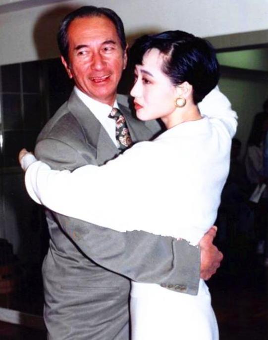 差点成赌王5太，李连杰为她抛弃原配，利智到底