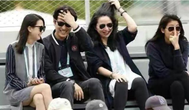 靳东心真大！陪妻子看比赛光顾与美女热聊似夫
