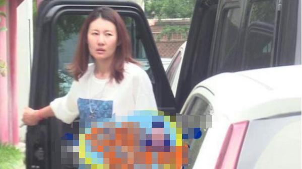 [冯清开]王宝强女友冯清开豪车素颜状态差 与平时拍摄模特照感觉差异很大