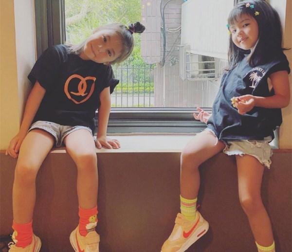 贾静雯晒与女儿亲密自拍，咘咘扎丸子头好呆萌！波妞变“豁牙妹”