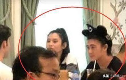 奚梦瑶何猷君合照，奚梦瑶放低身姿，暴露婚姻家庭地位