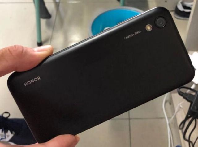 荣耀单摄低端机，仅469元，5.71英寸+八核处理器