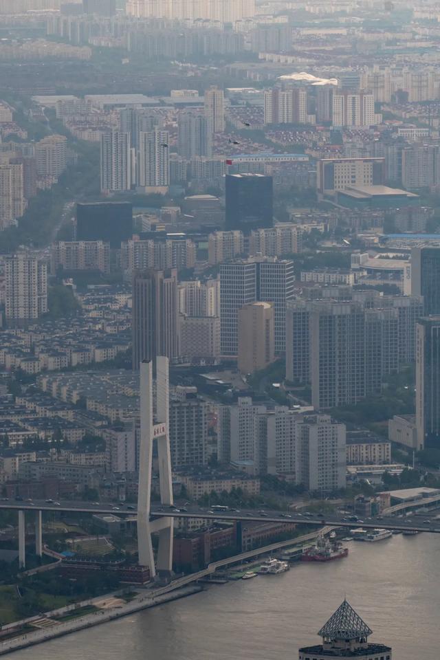 上海警航直升机时隔5年再次挂载国旗飞临黄浦江