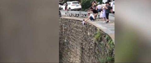 小孩|官方回应小孩被挂峭壁上拍照 场面让人揪心