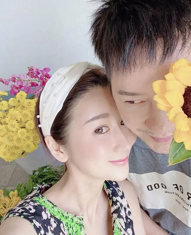 陈浩民夫妇热舞如俩假人，男方手放错位置猛推