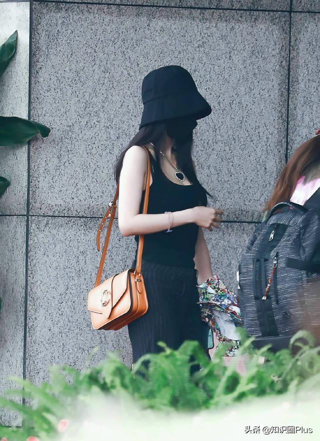 杨幂海洋之心项链搭配渔夫帽+黑色背心，一身