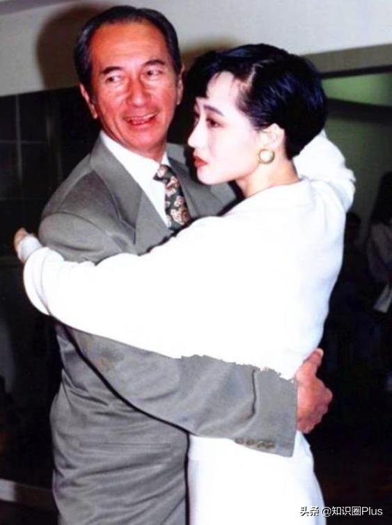 何鸿燊何氏家族悼文，留下四房十七杰，详细了