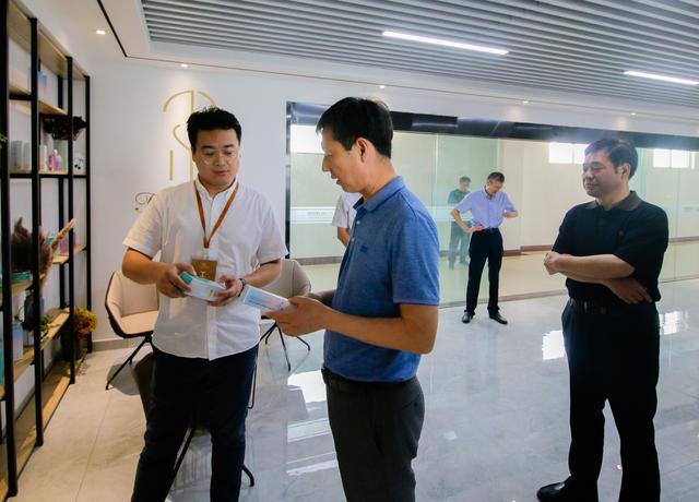 济南新材料产业园区管委会主任陈西武到北园街道调研