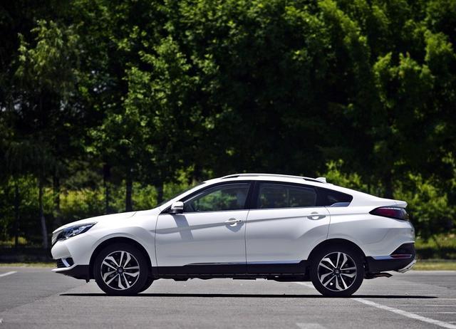 这款国产轿跑SUV颜值很高，价格一降再降，依然