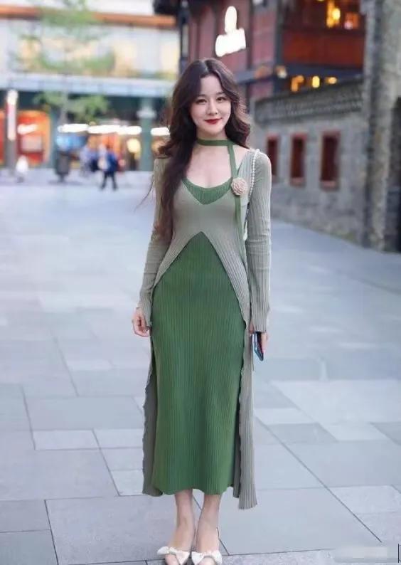 表妹大热天穿毛衣，穿出时尚感