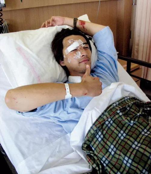 胡歌的一场车祸，女助理救了他，金庸也救了他，而他则救了司机