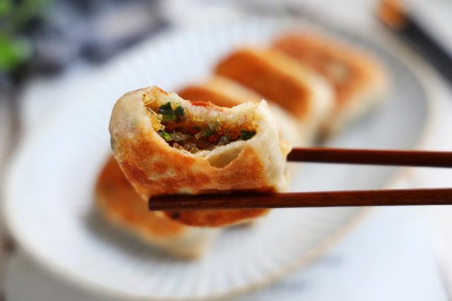 我家隔三差五就做的煎饼，好吃管饱，外表焦香酥脆，馅料丰富多彩