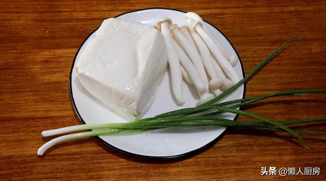 天热喝什么汤？嫩滑的豆腐，酥软的蛋皮，教你做豆腐蛋皮汤